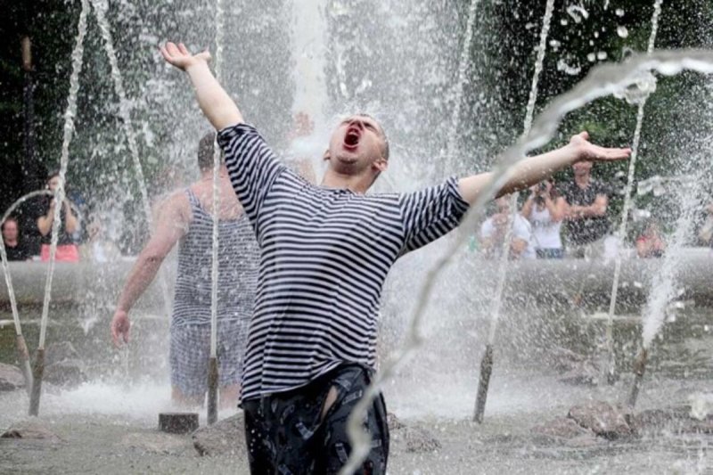 ВДВШНИКИ купаются в фонтанах
