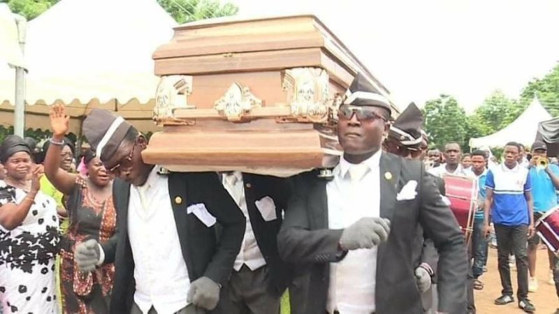 Африканцы танцуют с гробом