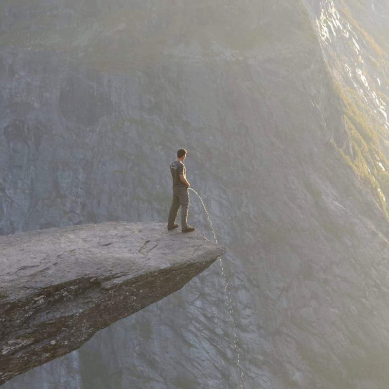 Человек на обрыве