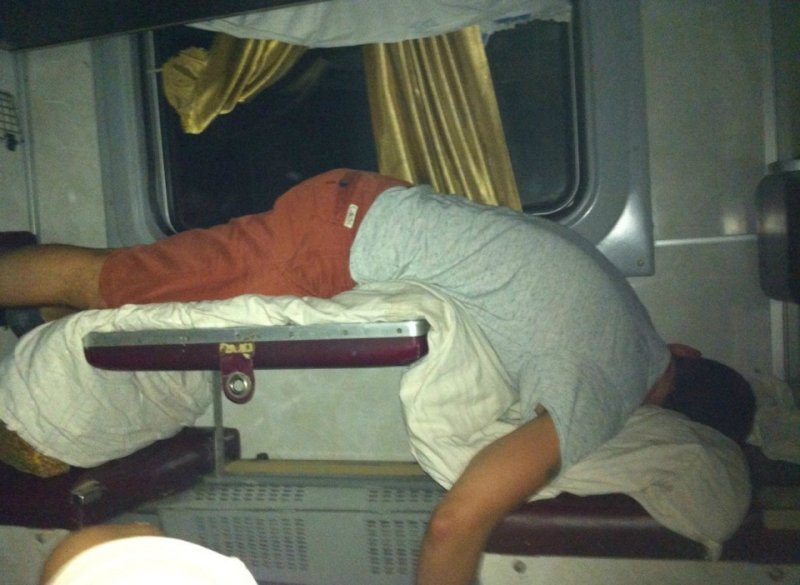 Люди спят в плацкарте