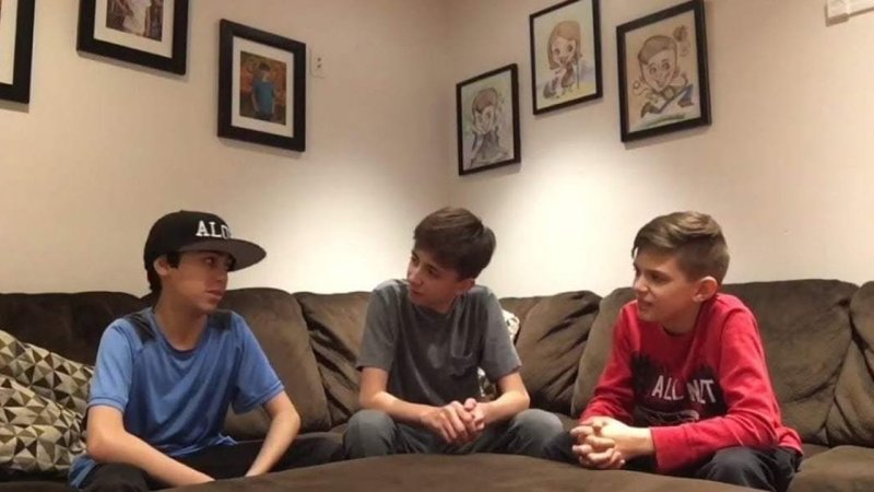 Школьники на диване обсуждают