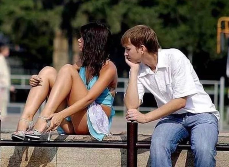 Мужчина заглядывается на женщину