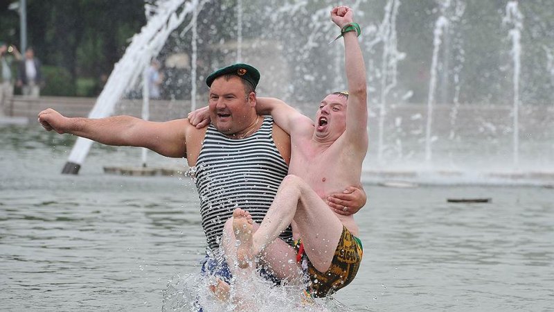 Десантники в фонтане