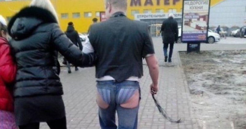 С девушки сорвали штаны