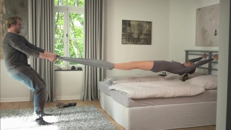 Сдергивает штаны