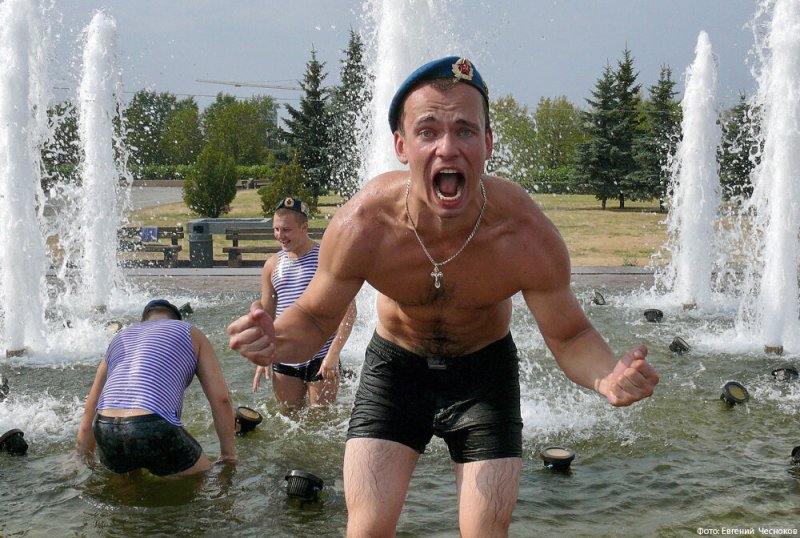 Десантники в фонтане