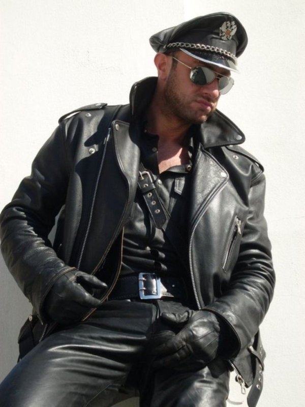 Мужчина в кожаной куртке