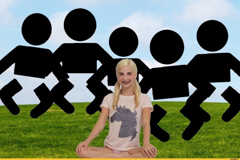 Белая девочка в окружении черных