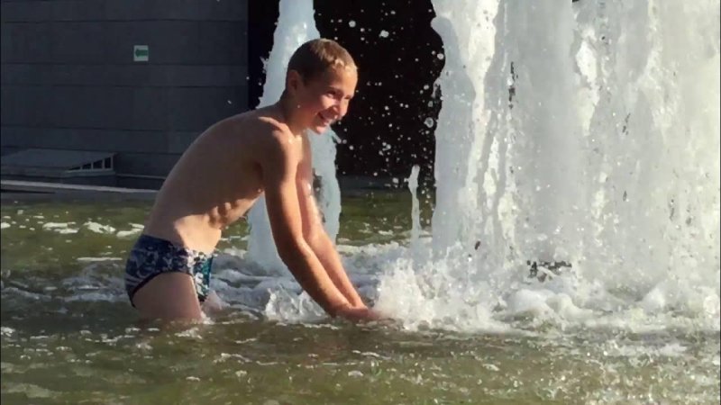 Парни купаются