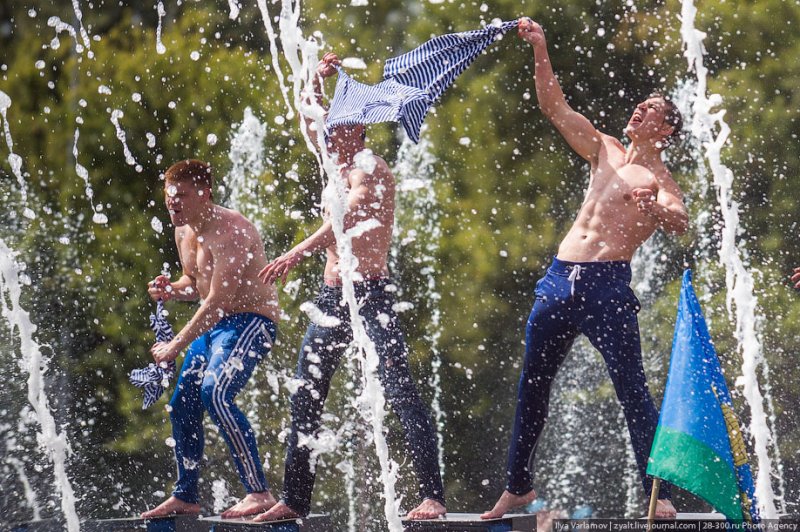 Десантники купаются в фонтанах