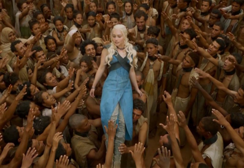 Много людей поклоняются