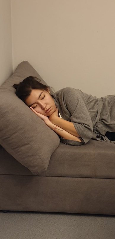 Женщина на диване Мем