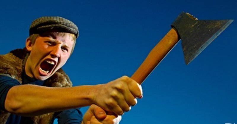 Человек замахивается топором