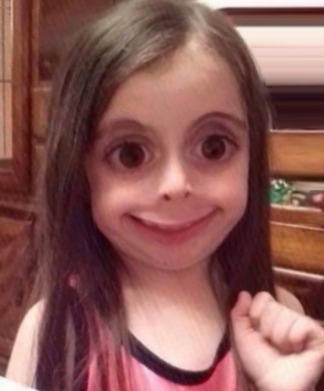 Девочка со странной улыбкой