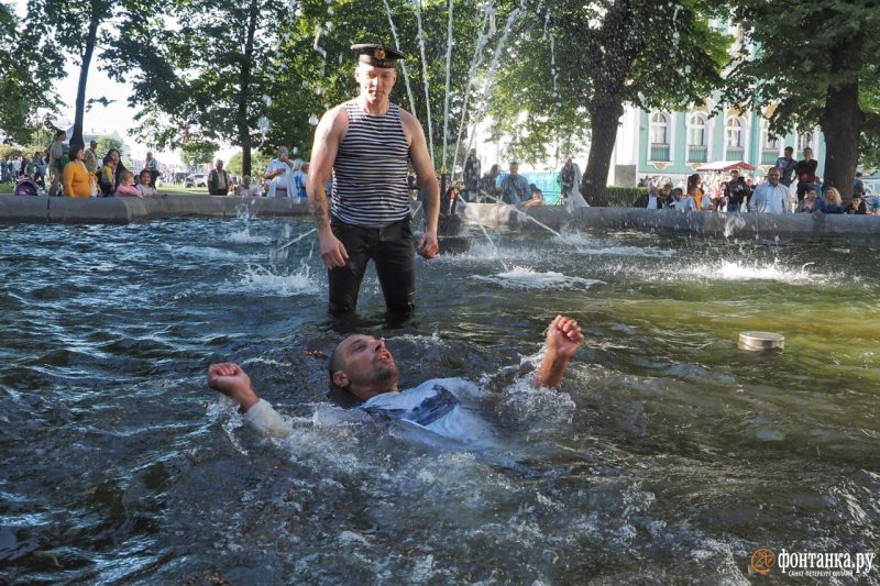 Купание в фонтане