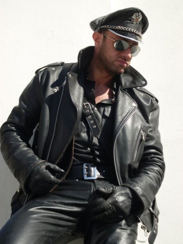 Мужчина в кожаной куртке