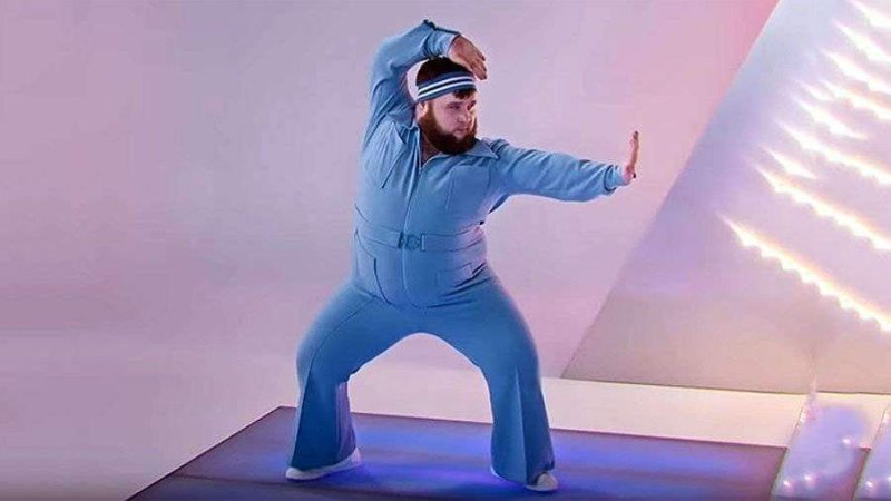 С танцующим мужиком в костюме