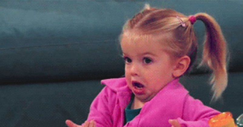 Маленькая девочка в недоумении