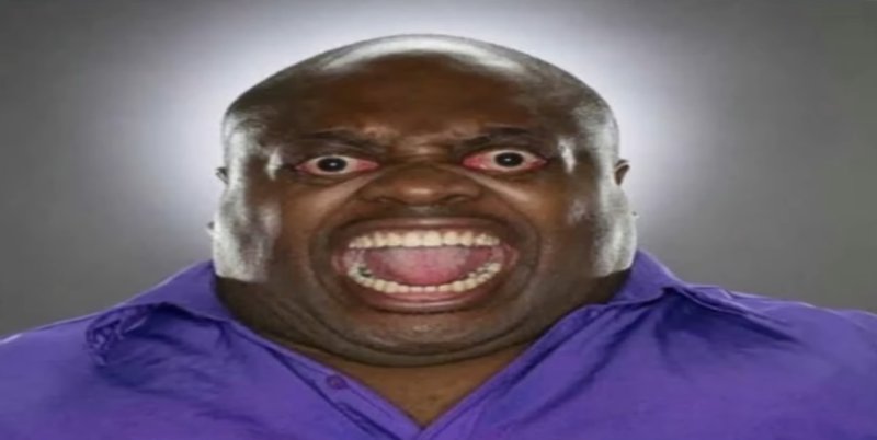 Негр смеется