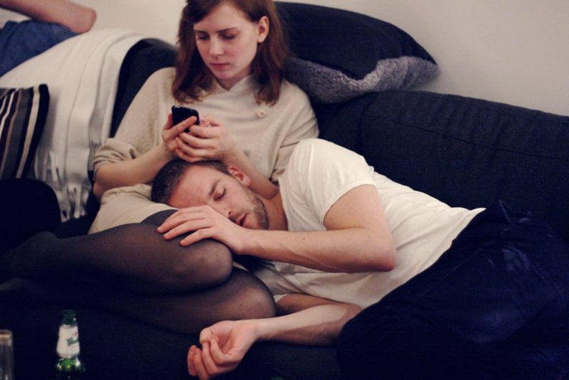 Спит на коленях у парня