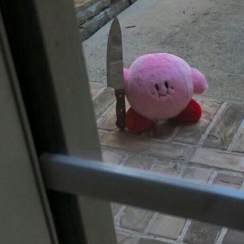 Мягкая розовая игрушка с ножом