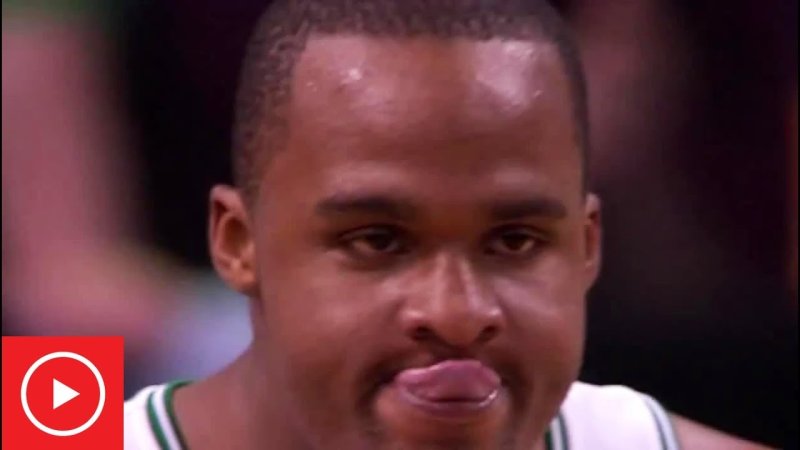 Черный парень облизывается