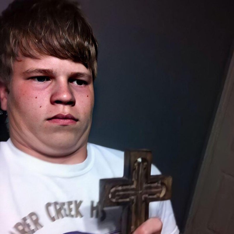 Парень с крестом