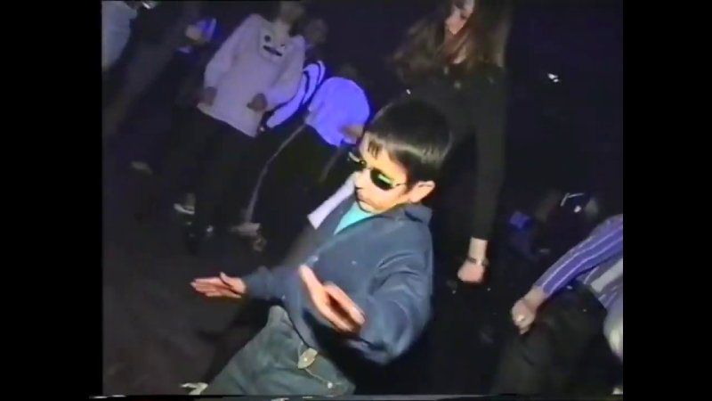 Малой в клубе в очках