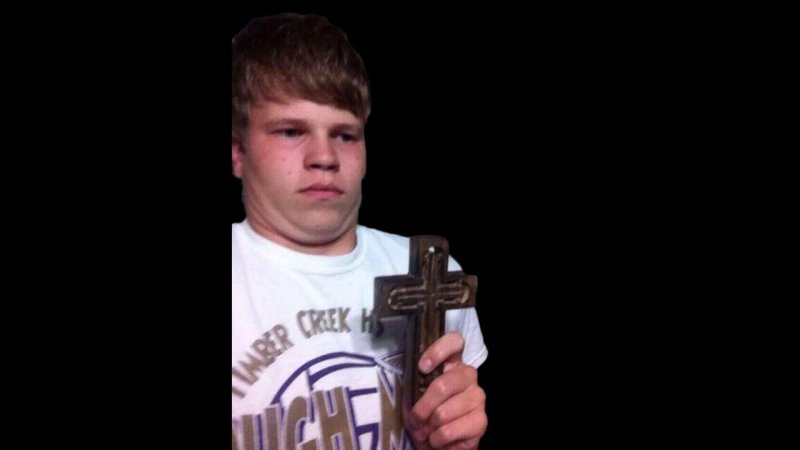 Парень с крестом