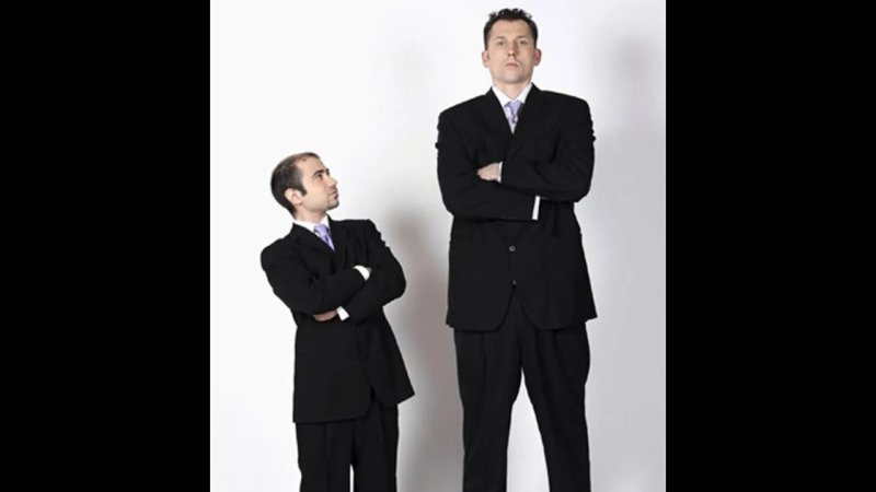 Невысокий человек