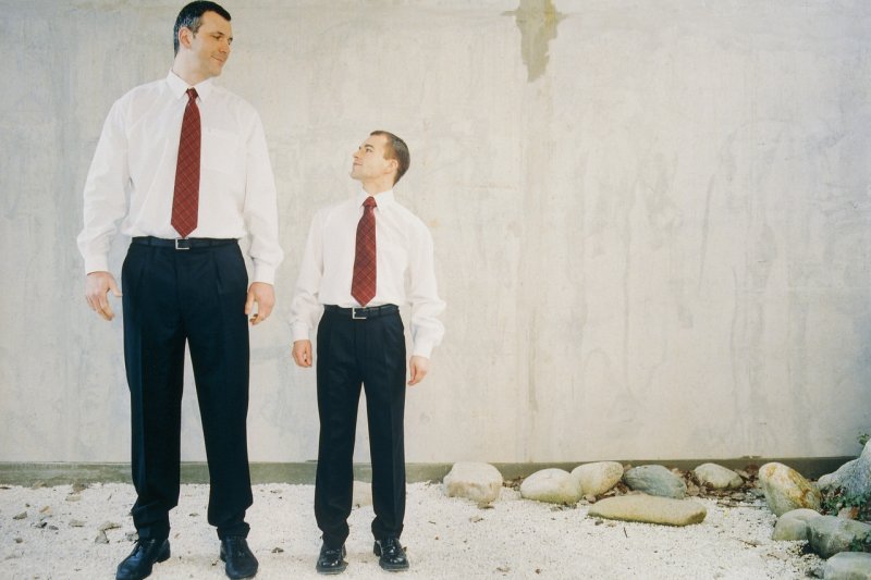 Высокий и маленький человек