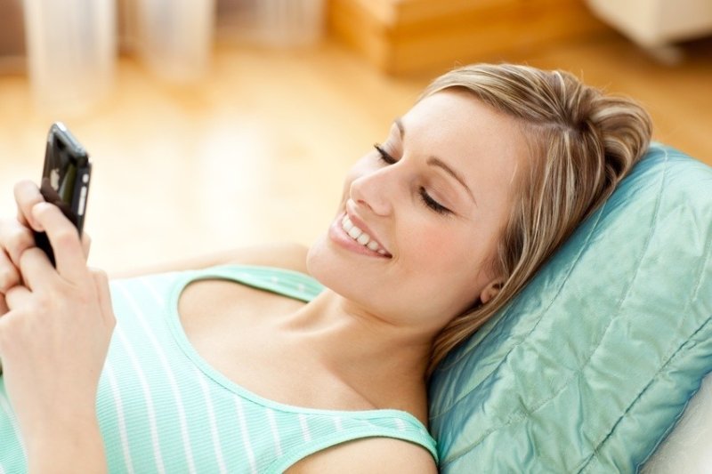 Девушка с телефоном