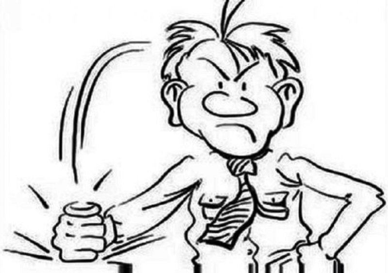 Кулак бьет по столу