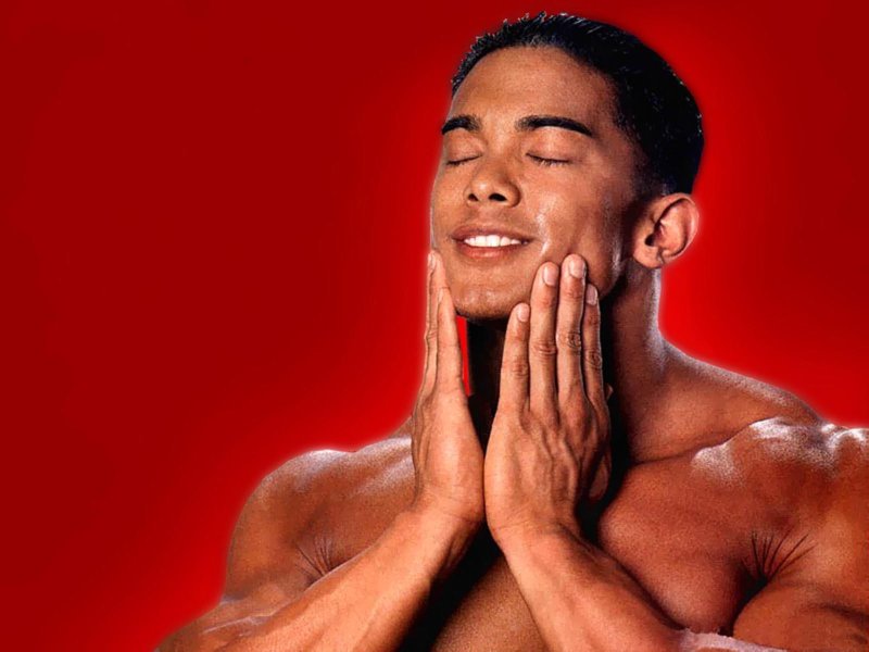 Рукой по щеке