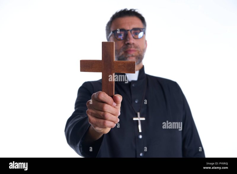 Человек держит крест