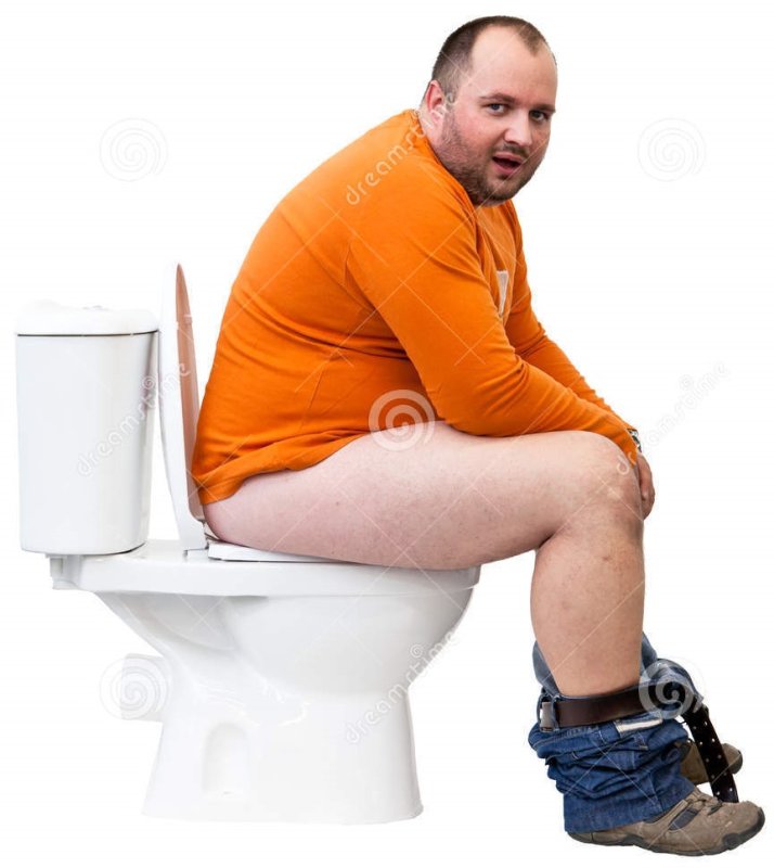 Мужчина стдит на унитаз е