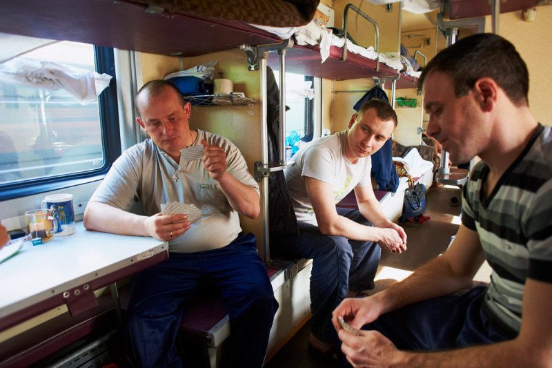 Мужчина в вагоне поезда