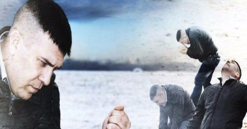 Грустный мужик с песком