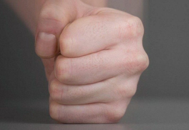 Стук кулаком по столу