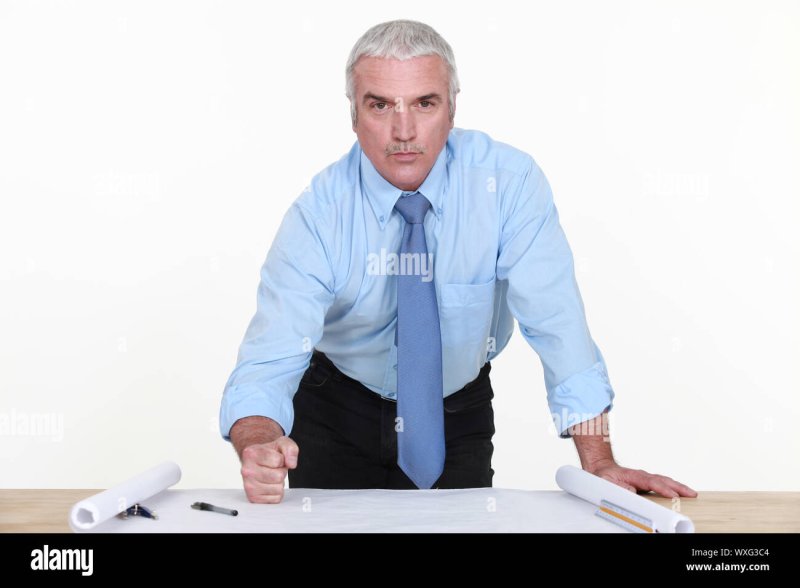 Рука опирается на стол