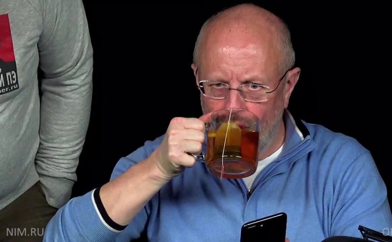 Дмитрий Пучков пьет чай