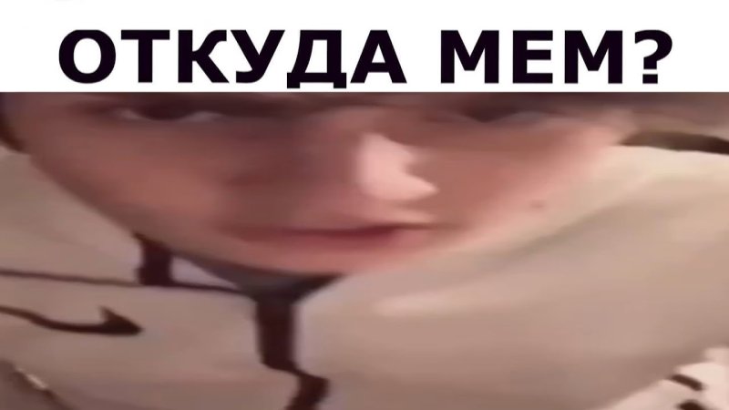 Парень стучит картой по столу