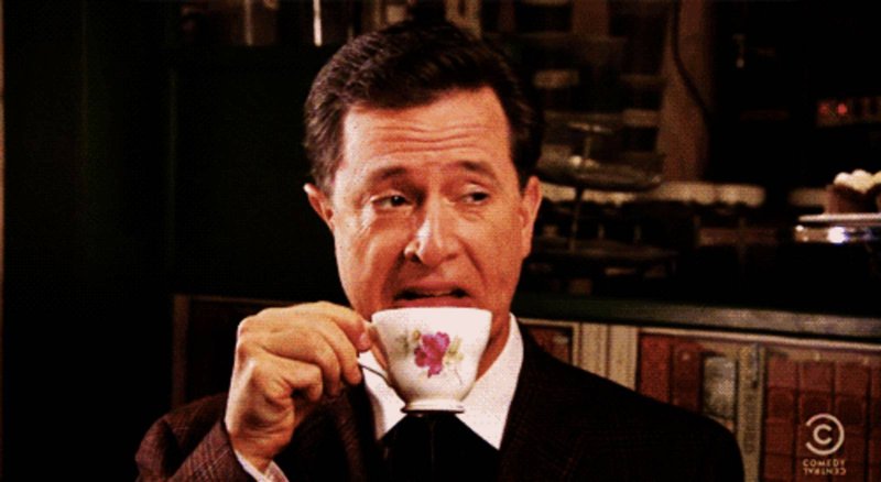 Пьет чай гиф