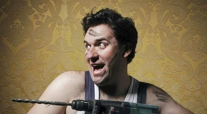 Мужик с перфоратором