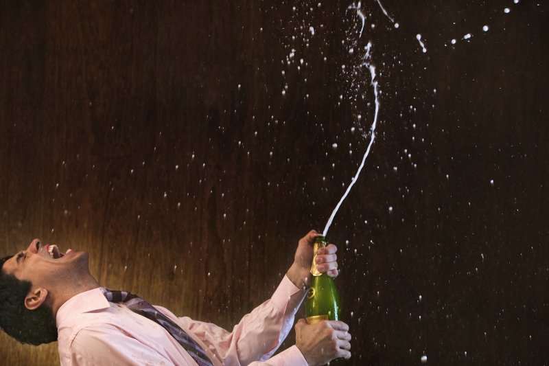 Открывание шампанского