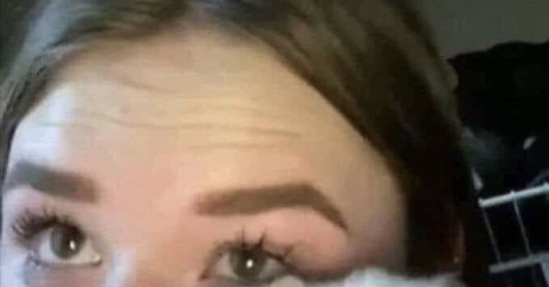 Девушка плачет с хомяком