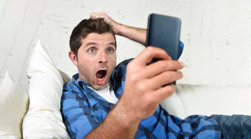 Человек за телефоном