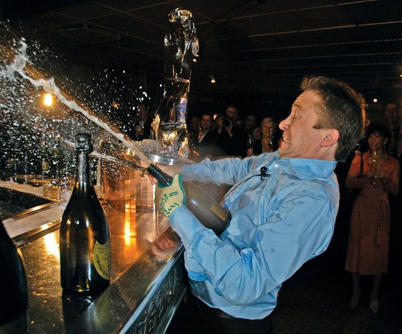 Открывать бутылку