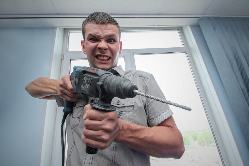 Сосед с перфоратором