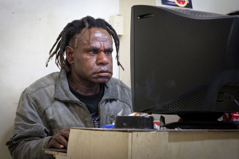 Афроамериканец за компьютером